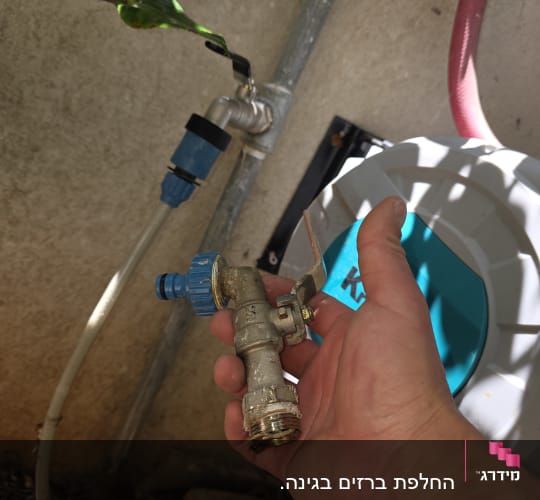 ברז מים עם צינור וחיבורי אינסטלציה